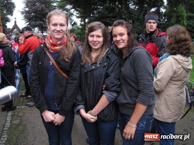 Zdjęcie w galerii na portalu naszraciborz.pl: Pielgrzymi wyruszyli na Jasną Górę wiadomości z regionu