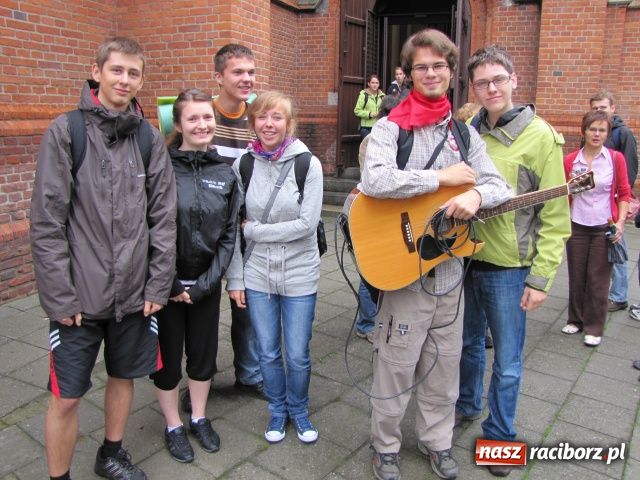 Zdjęcie w galerii na portalu naszraciborz.pl: Pielgrzymi wyruszyli na Jasną Górę wiadomości z regionu