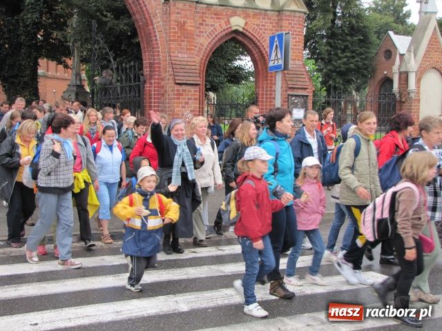 Zdjęcie w galerii na portalu naszraciborz.pl: Pielgrzymi wyruszyli na Jasną Górę wiadomości z regionu