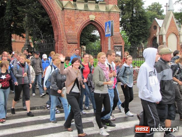 Zdjęcie w galerii na portalu naszraciborz.pl: Pielgrzymi wyruszyli na Jasną Górę wiadomości z regionu