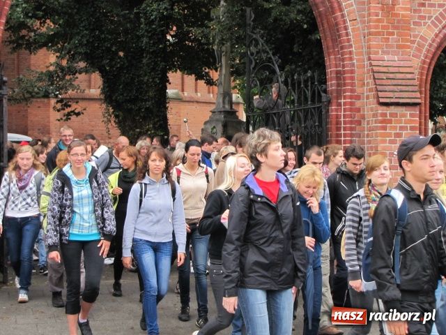 Zdjęcie w galerii na portalu naszraciborz.pl: Pielgrzymi wyruszyli na Jasną Górę wiadomości z regionu