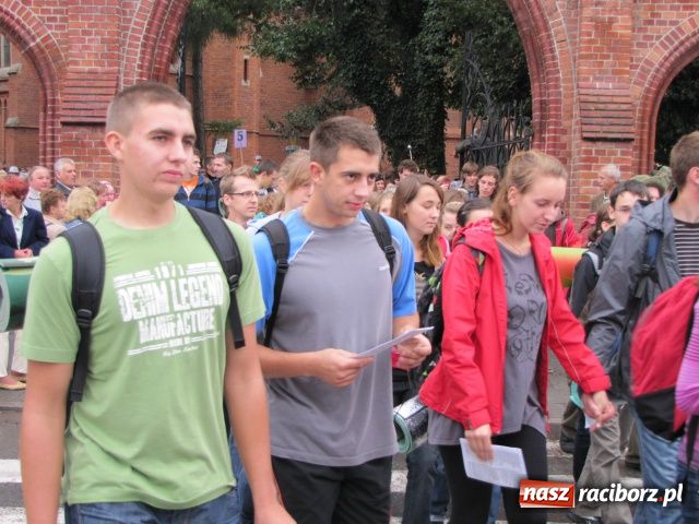 Zdjęcie w galerii na portalu naszraciborz.pl: Pielgrzymi wyruszyli na Jasną Górę wiadomości z regionu