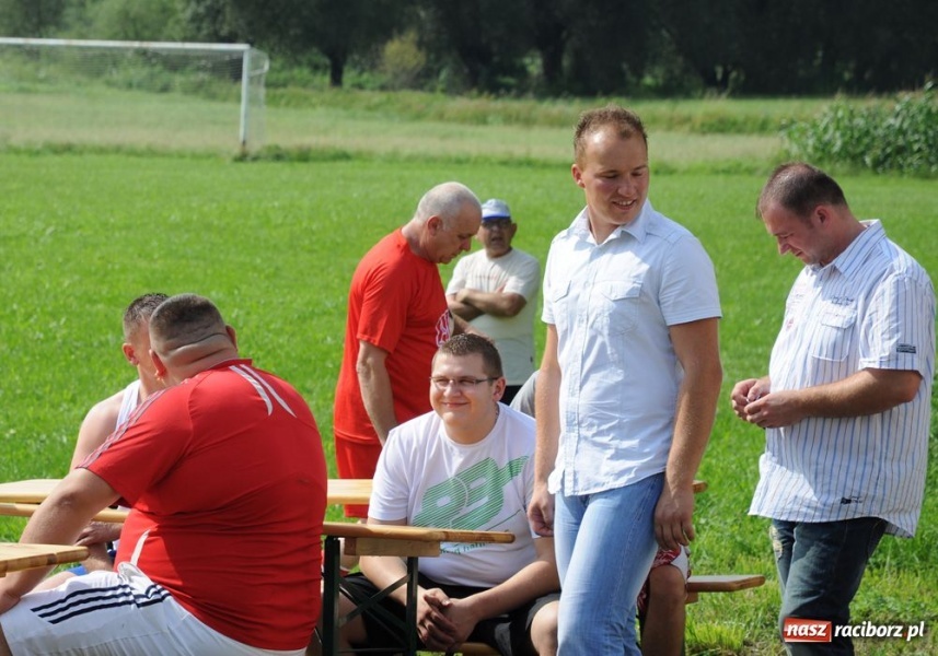 Zdjęcie w galerii na portalu naszraciborz.pl: Spotkanie pokoleń na boisku wiadomości z regionu