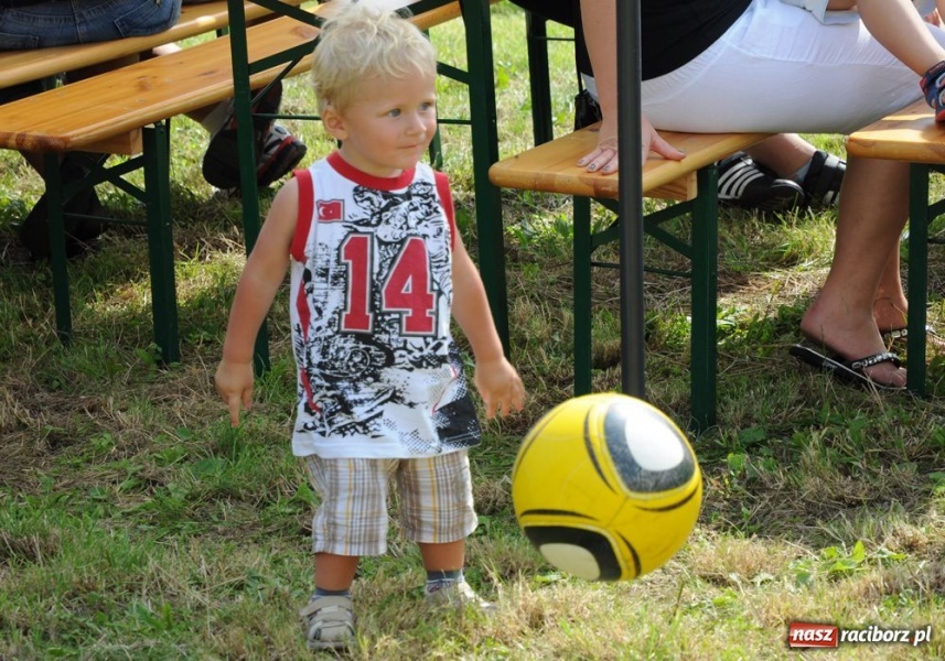 Zdjęcie w galerii na portalu naszraciborz.pl: Spotkanie pokoleń na boisku wiadomości z regionu
