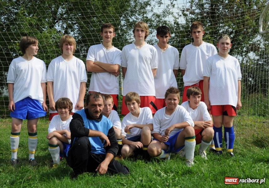 Zdjęcie w galerii na portalu naszraciborz.pl: Spotkanie pokoleń na boisku wiadomości z regionu