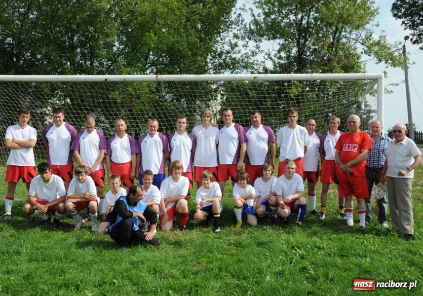 Zdjęcie w galerii na portalu naszraciborz.pl: Spotkanie pokoleń na boisku wiadomości z regionu