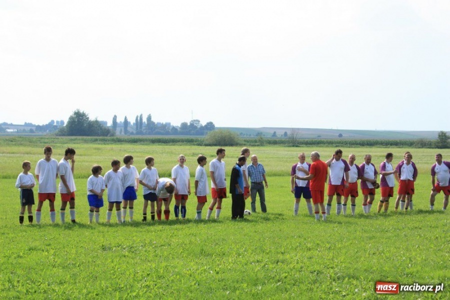 Zdjęcie w galerii na portalu naszraciborz.pl: Spotkanie pokoleń na boisku wiadomości z regionu