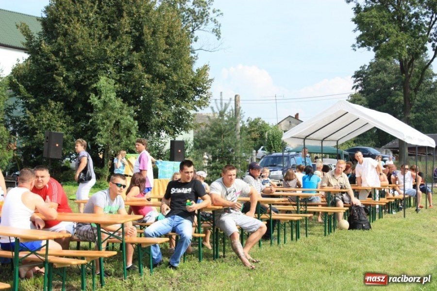 Zdjęcie w galerii na portalu naszraciborz.pl: Spotkanie pokoleń na boisku wiadomości z regionu