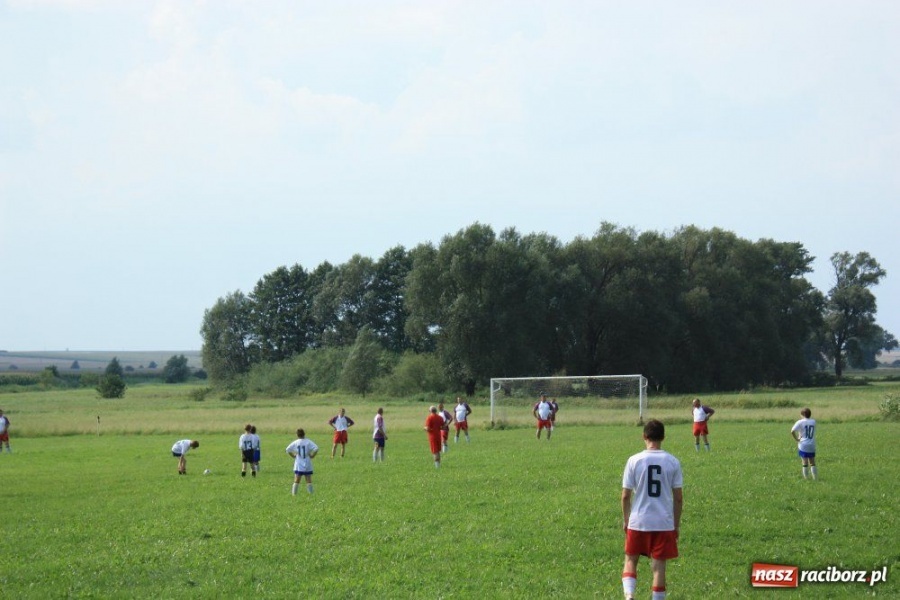 Zdjęcie w galerii na portalu naszraciborz.pl: Spotkanie pokoleń na boisku wiadomości z regionu