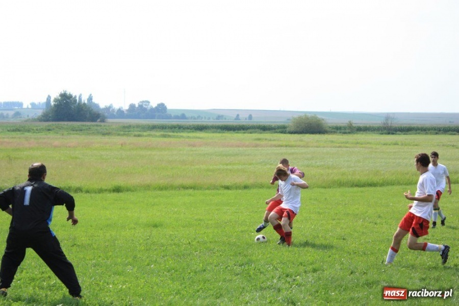 Zdjęcie w galerii na portalu naszraciborz.pl: Spotkanie pokoleń na boisku wiadomości z regionu