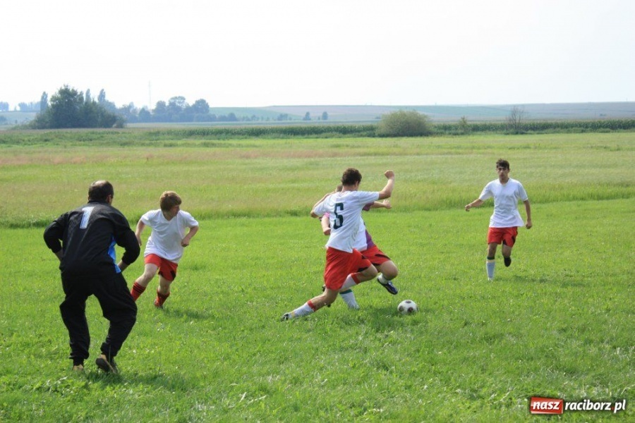 Zdjęcie w galerii na portalu naszraciborz.pl: Spotkanie pokoleń na boisku wiadomości z regionu
