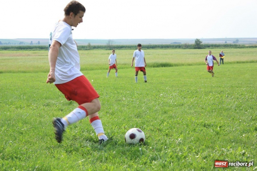 Zdjęcie w galerii na portalu naszraciborz.pl: Spotkanie pokoleń na boisku wiadomości z regionu