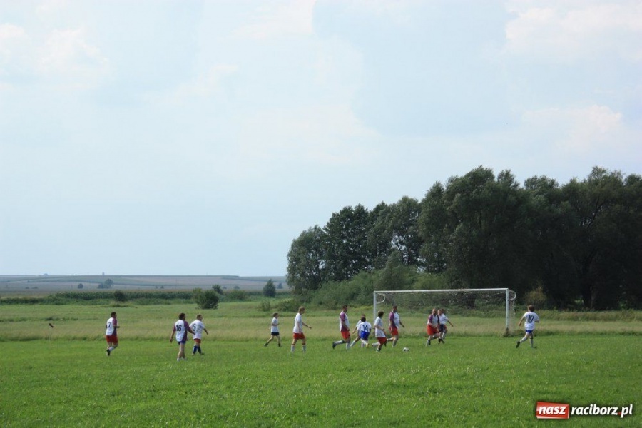 Zdjęcie w galerii na portalu naszraciborz.pl: Spotkanie pokoleń na boisku wiadomości z regionu
