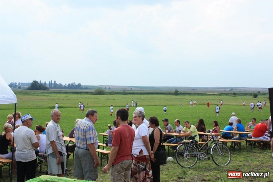 Zdjęcie w galerii na portalu naszraciborz.pl: Spotkanie pokoleń na boisku wiadomości z regionu