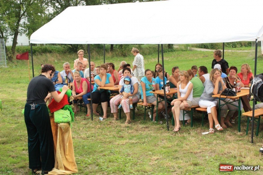 Zdjęcie w galerii na portalu naszraciborz.pl: Spotkanie pokoleń na boisku wiadomości z regionu