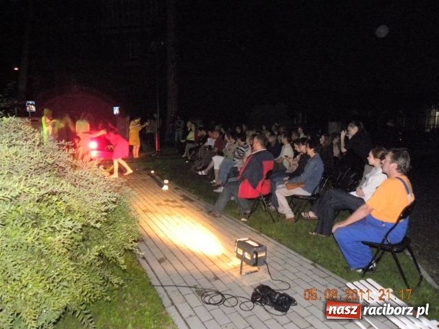 Zdjęcie w galerii na portalu naszraciborz.pl: Szczeliny w Bibliotece wiadomości z regionu
