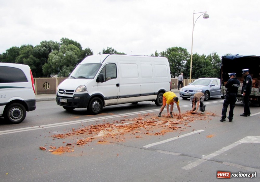 Zdjęcie w galerii na portalu naszraciborz.pl: Cegły rozsypali, ale szybko posprzątali wiadomości z regionu