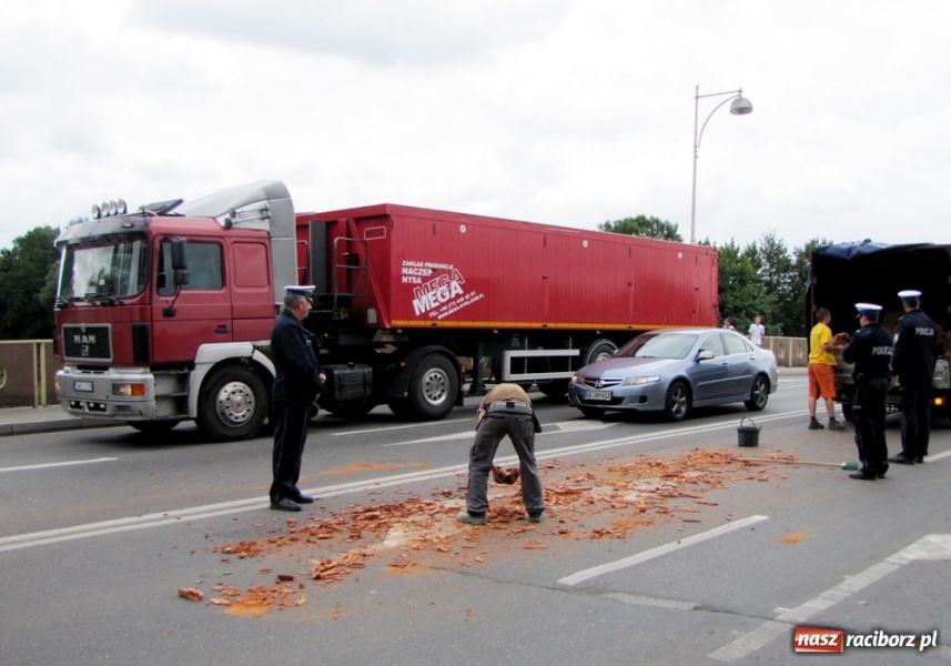 Zdjęcie w galerii na portalu naszraciborz.pl: Cegły rozsypali, ale szybko posprzątali wiadomości z regionu