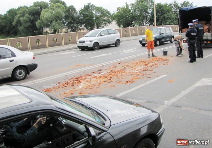 Zdjęcie w galerii na portalu naszraciborz.pl: Cegły rozsypali, ale szybko posprzątali wiadomości z regionu