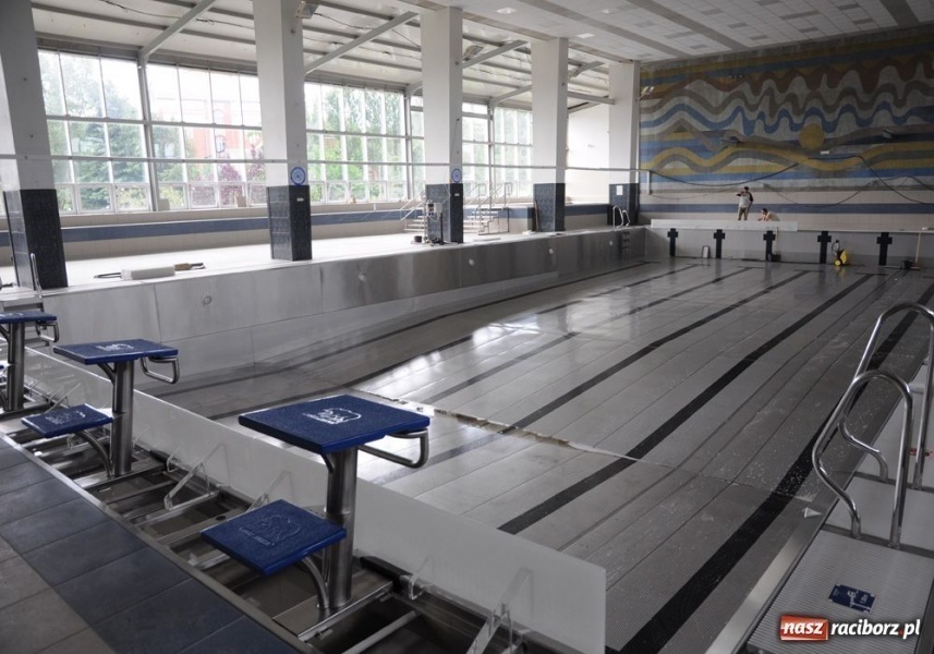 Zdjęcie w galerii na portalu naszraciborz.pl: Pływalnia SMS-u na wstępnym rozruchu wiadomości z regionu