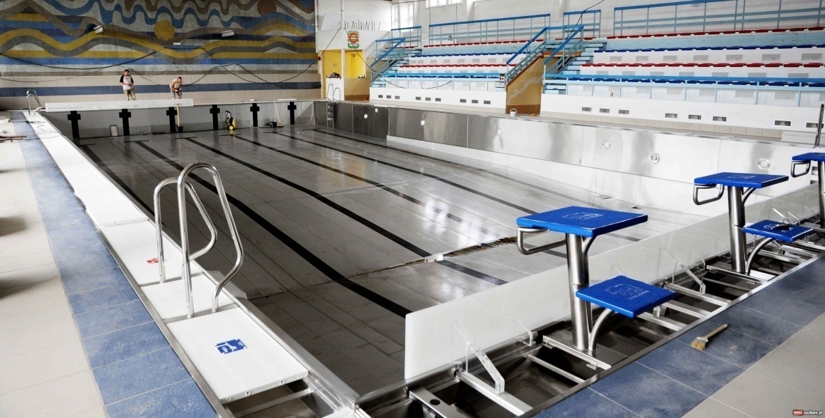 Zdjęcie w galerii na portalu naszraciborz.pl: Pływalnia SMS-u na wstępnym rozruchu wiadomości z regionu