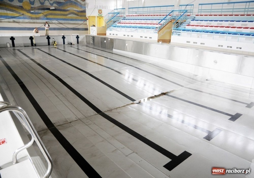 Zdjęcie w galerii na portalu naszraciborz.pl: Pływalnia SMS-u na wstępnym rozruchu wiadomości z regionu