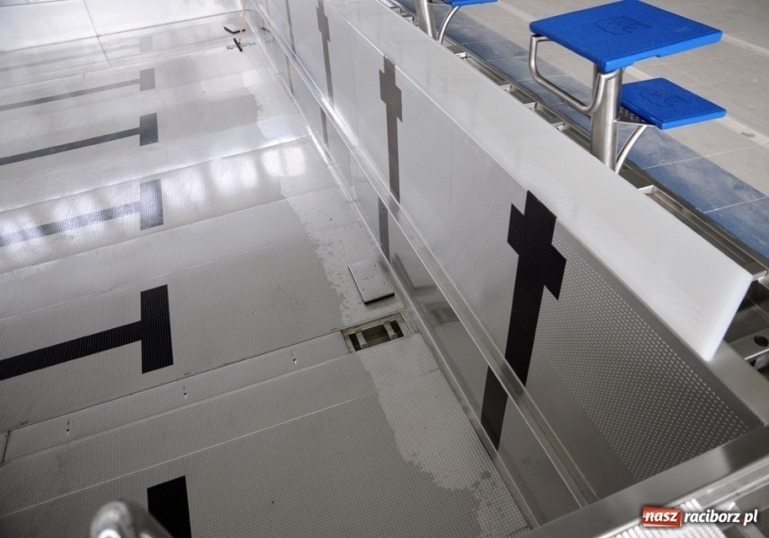 Zdjęcie w galerii na portalu naszraciborz.pl: Pływalnia SMS-u na wstępnym rozruchu wiadomości z regionu