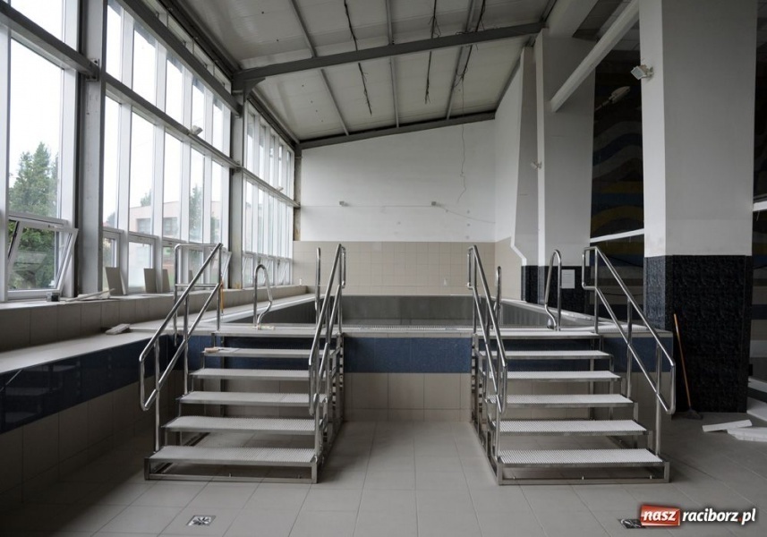 Zdjęcie w galerii na portalu naszraciborz.pl: Pływalnia SMS-u na wstępnym rozruchu wiadomości z regionu