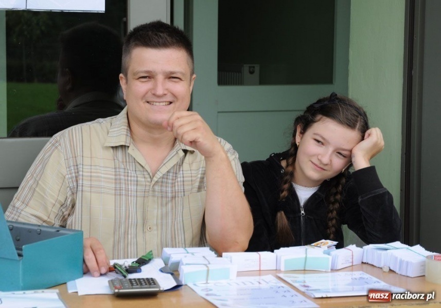 Zdjęcie w galerii na portalu naszraciborz.pl: Parkowali na Przystanku Woodstock wiadomości z regionu