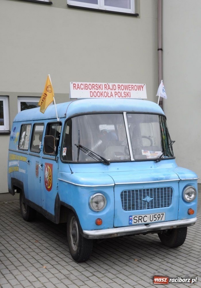 Zdjęcie w galerii na portalu naszraciborz.pl: Parkowali na Przystanku Woodstock wiadomości z regionu