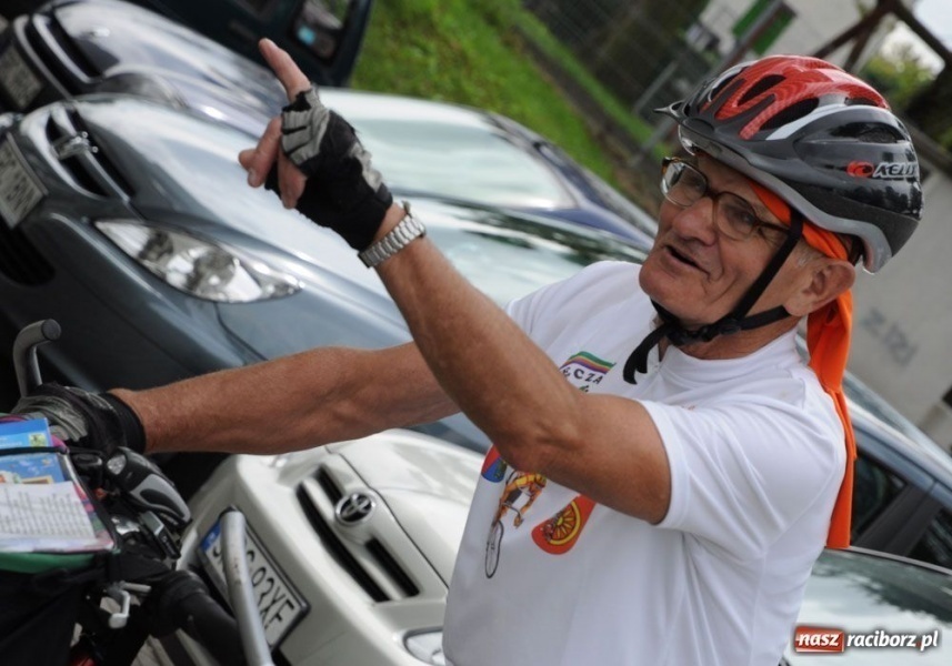 Zdjęcie w galerii na portalu naszraciborz.pl: Parkowali na Przystanku Woodstock wiadomości z regionu