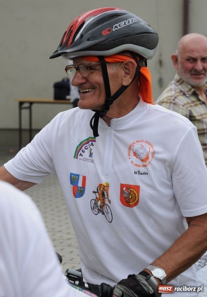 Zdjęcie w galerii na portalu naszraciborz.pl: Parkowali na Przystanku Woodstock wiadomości z regionu