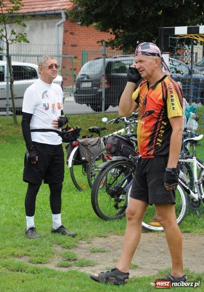 Zdjęcie w galerii na portalu naszraciborz.pl: Parkowali na Przystanku Woodstock wiadomości z regionu