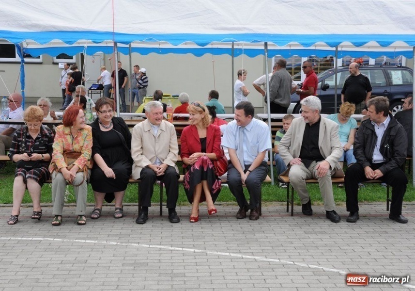 Zdjęcie w galerii na portalu naszraciborz.pl: Parkowali na Przystanku Woodstock wiadomości z regionu