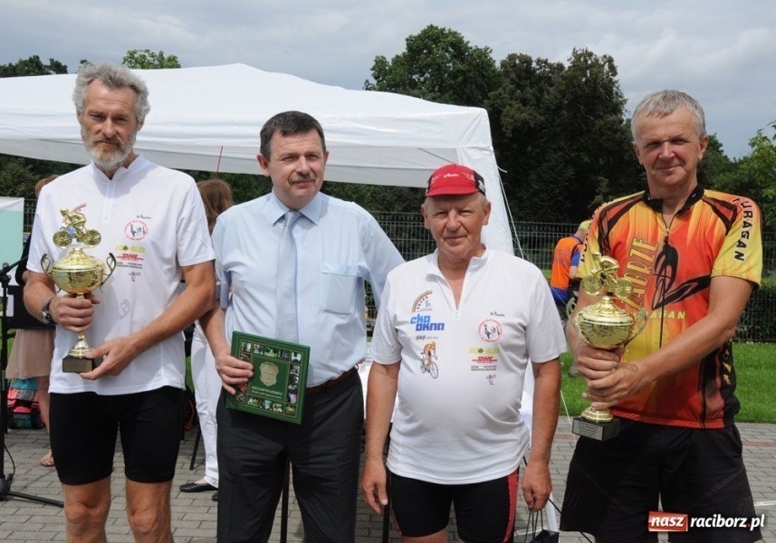 Zdjęcie w galerii na portalu naszraciborz.pl: Parkowali na Przystanku Woodstock wiadomości z regionu