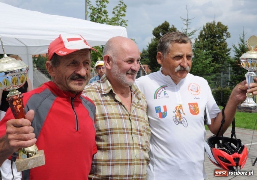 Zdjęcie w galerii na portalu naszraciborz.pl: Parkowali na Przystanku Woodstock wiadomości z regionu