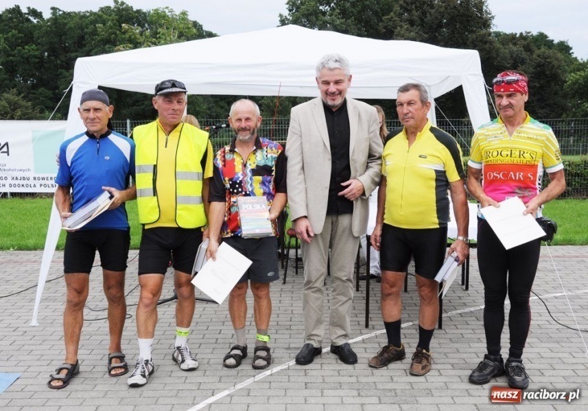 Zdjęcie w galerii na portalu naszraciborz.pl: Parkowali na Przystanku Woodstock wiadomości z regionu