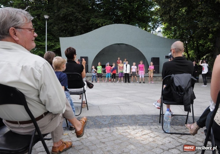 Zdjęcie w galerii na portalu naszraciborz.pl: Musicalowe klimaty w parku Roth wiadomości z regionu