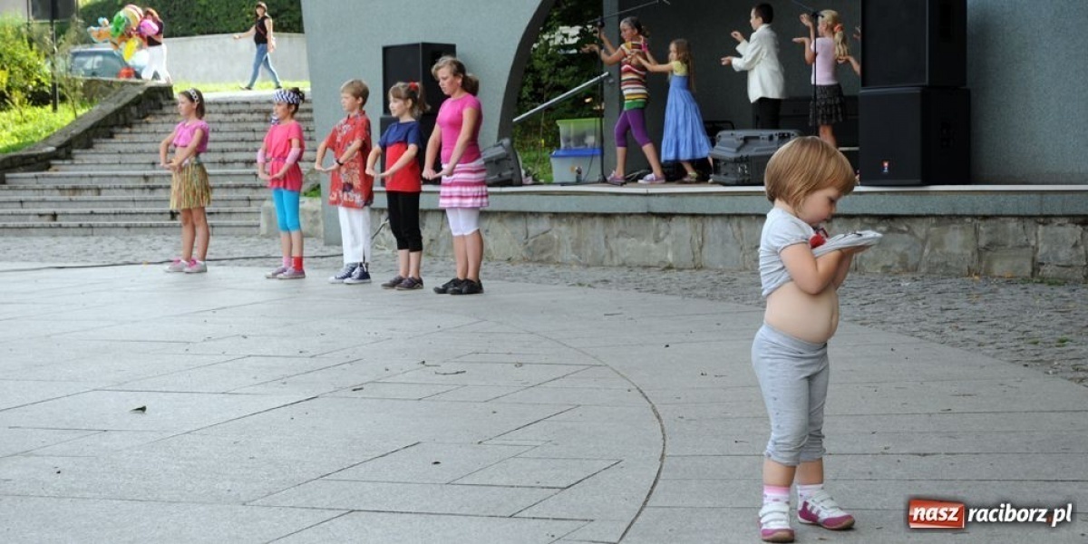 Zdjęcie w galerii na portalu naszraciborz.pl: Musicalowe klimaty w parku Roth wiadomości z regionu