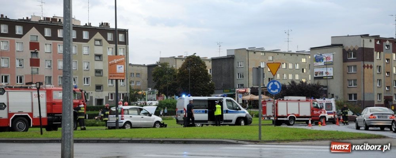 Zdjęcie w galerii na portalu naszraciborz.pl: Zderzenie samochodów na rondzie wiadomości z regionu