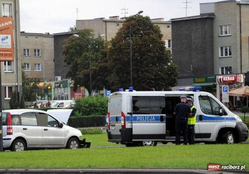 Zdjęcie w galerii na portalu naszraciborz.pl: Zderzenie samochodów na rondzie wiadomości z regionu
