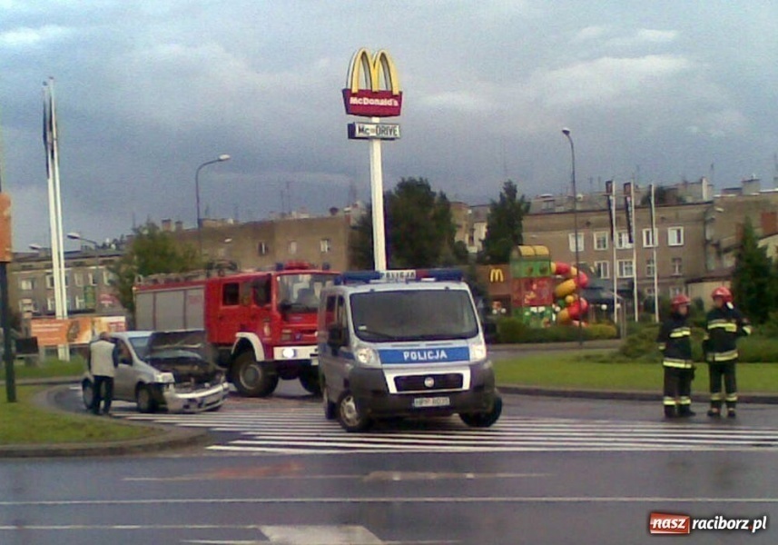 Zdjęcie w galerii na portalu naszraciborz.pl: Zderzenie samochodów na rondzie wiadomości z regionu