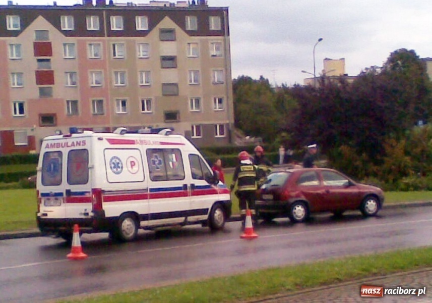 Zdjęcie w galerii na portalu naszraciborz.pl: Zderzenie samochodów na rondzie wiadomości z regionu