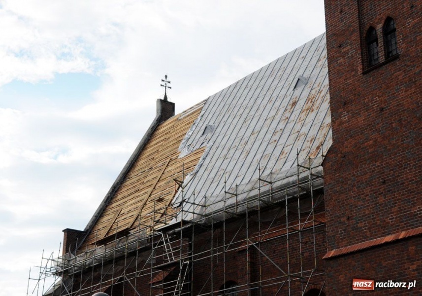 Zdjęcie w galerii na portalu naszraciborz.pl: Górale wymieniają dach na Jakubie wiadomości z regionu
