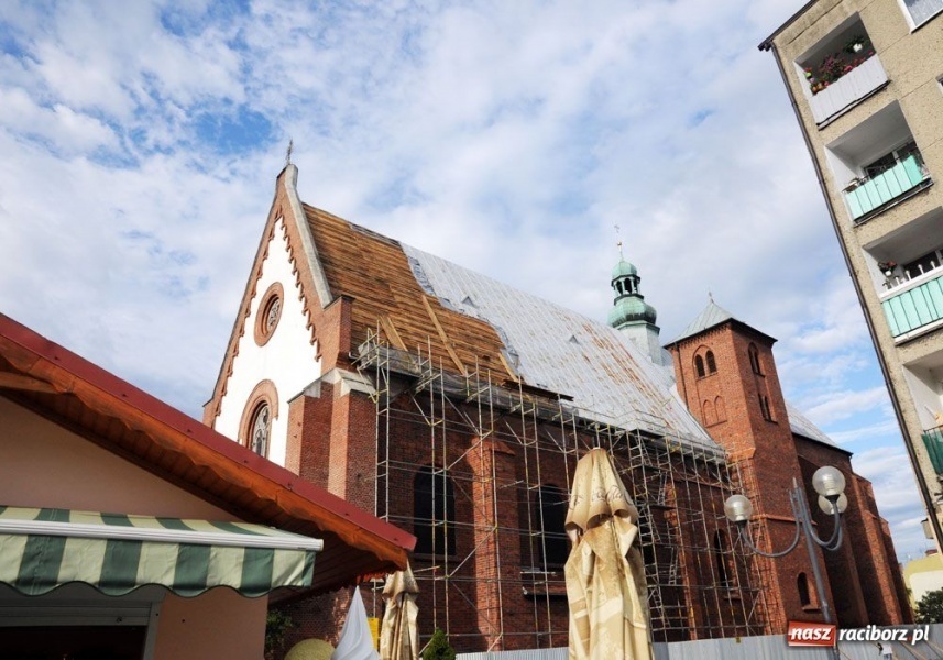 Zdjęcie w galerii na portalu naszraciborz.pl: Górale wymieniają dach na Jakubie wiadomości z regionu