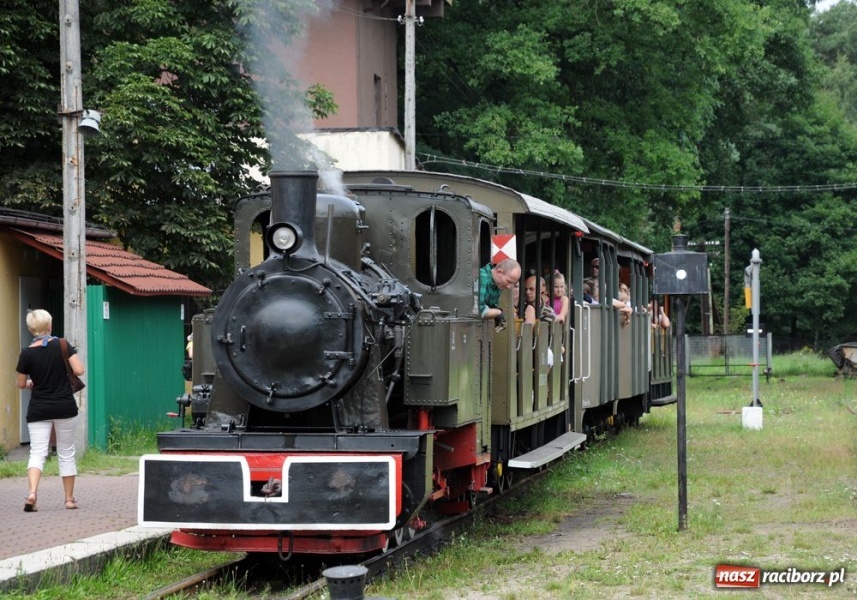 Zdjęcie w galerii na portalu naszraciborz.pl: Parowóz ściągnął tłumy wiadomości z regionu