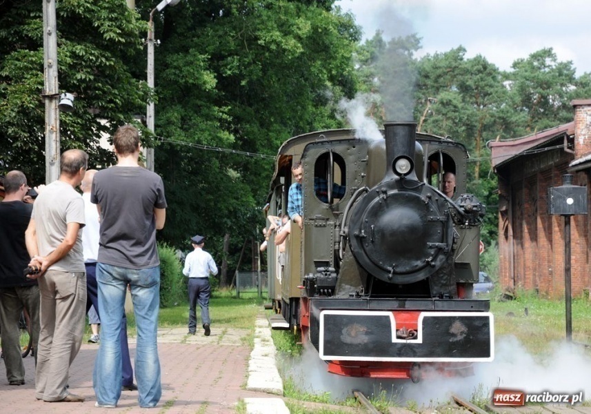 Zdjęcie w galerii na portalu naszraciborz.pl: Parowóz ściągnął tłumy wiadomości z regionu