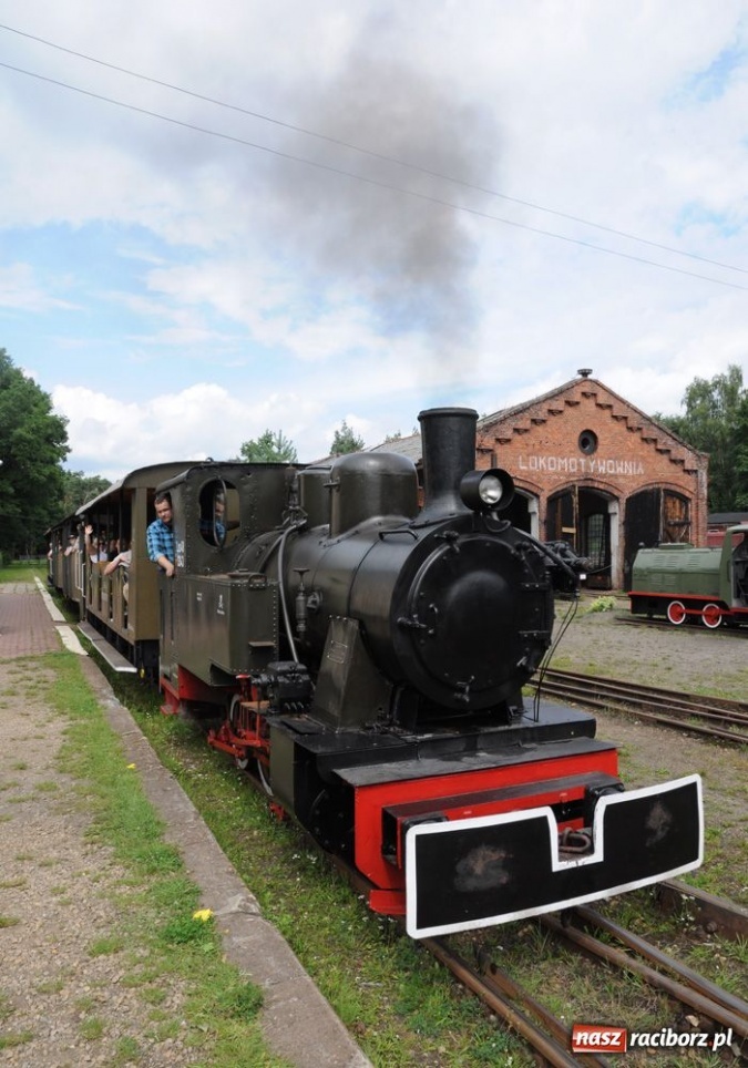 Zdjęcie w galerii na portalu naszraciborz.pl: Parowóz ściągnął tłumy wiadomości z regionu