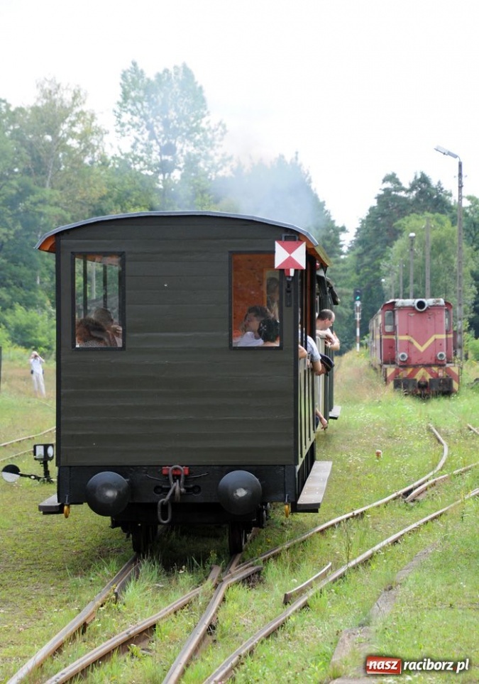 Zdjęcie w galerii na portalu naszraciborz.pl: Parowóz ściągnął tłumy wiadomości z regionu