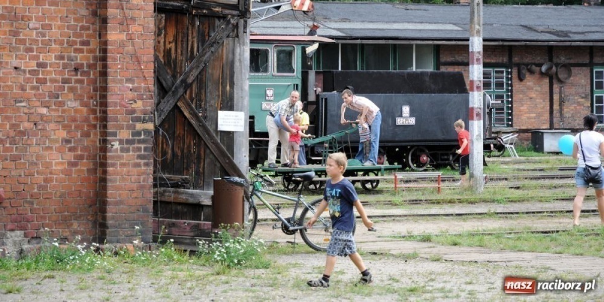 Zdjęcie w galerii na portalu naszraciborz.pl: Parowóz ściągnął tłumy wiadomości z regionu